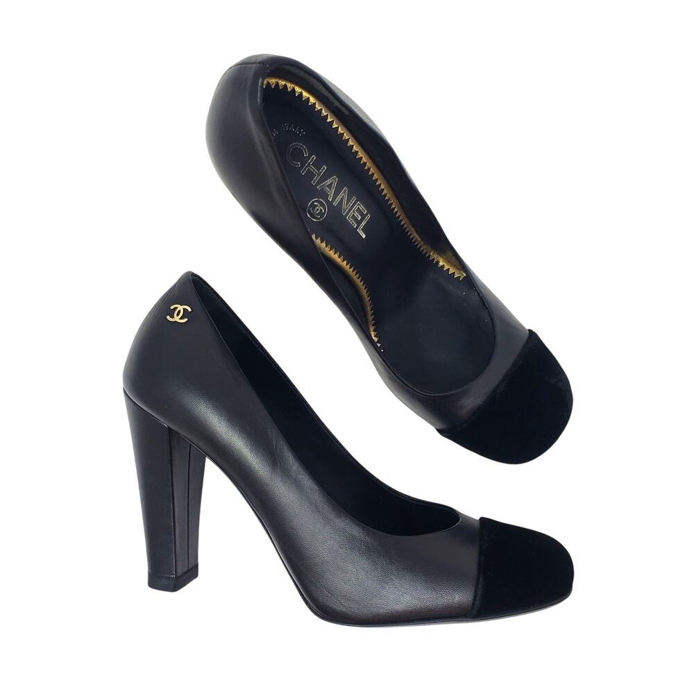 Vintage Chanel 2009 Interlocking CC Logo Velvet Leather Cap Toe Heels Black 36.5